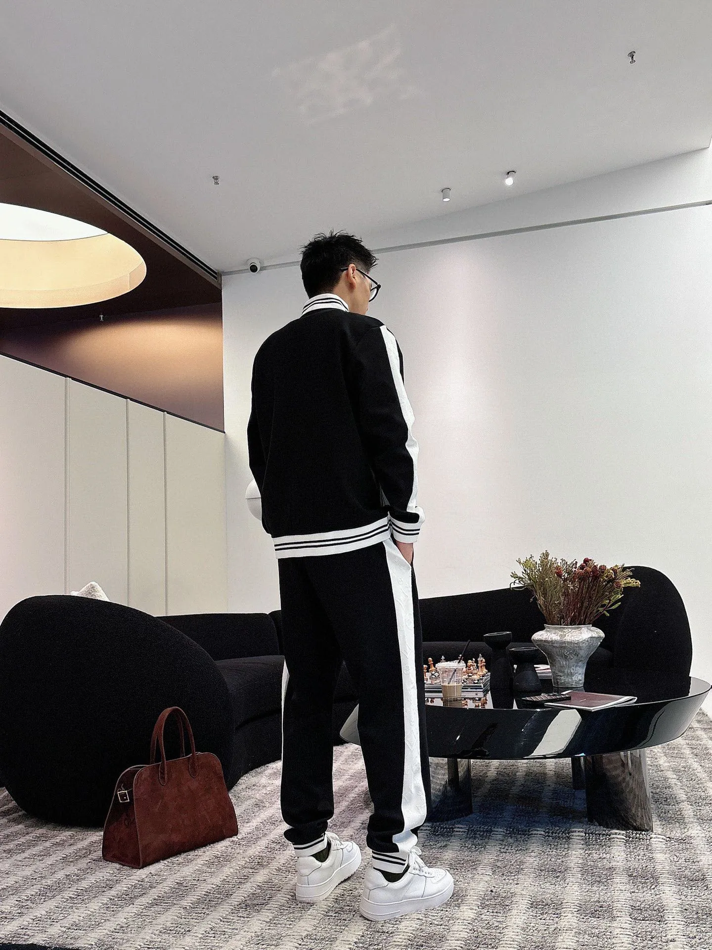 🅿️720 [LV Louis Vuitton] hot-selling suit is coming. Focus on the original version of the official website. 2025 new hot-selling cardigan and sweatshirt suit. The original order is the best. 🇭🇰The meticulous work of top designers. It has a fitting and perfect upper body effect. All-natural high-quality Tencel Roman cotton 100%, close-fitting comfort, noble and elegant! Original hardware embodies elegance and nobility! Counter size: M-3XL (maximum wear up to 190 pounds)